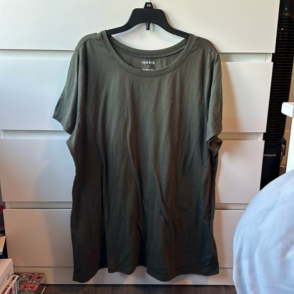 Torrid Classic Fit tshirt size 2 Dark Olive Green
